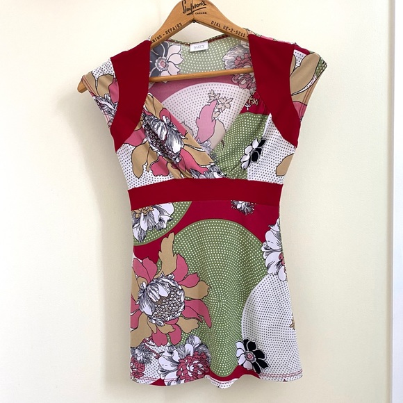 Floral fitted top with cap sleeves - Picture 1 of 3